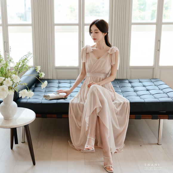 心壹穿搭|女神孙允珠高清时尚搭配：幻粉迷离浅杏美绢赫拉雪纺裙