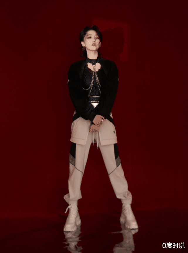 张馨予|张馨予身材有多绝？看她露出2分腿，女生都自闭了