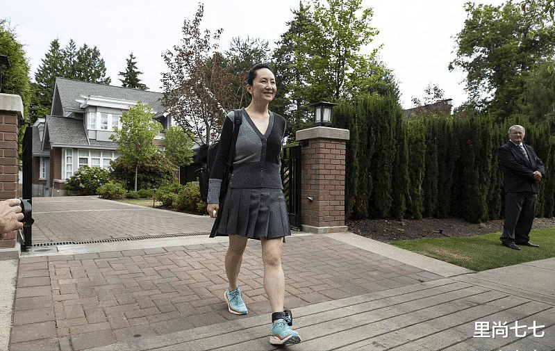里尚七七|孟晚舟首次穿运动鞋出庭！搭百褶裙好活力，小腿肌肉堪比运动员