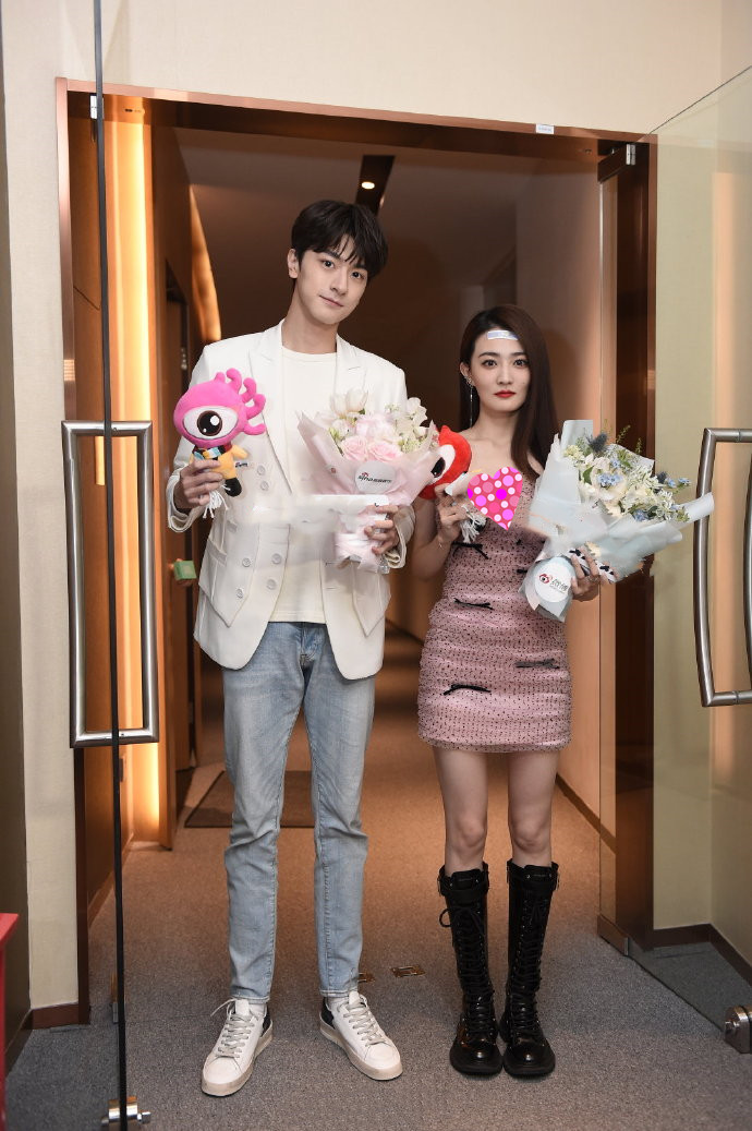 徐璐|徐璐脑门贴胶布够尴尬，和林一为新剧做宣传，穿吊带裙仍惊艳