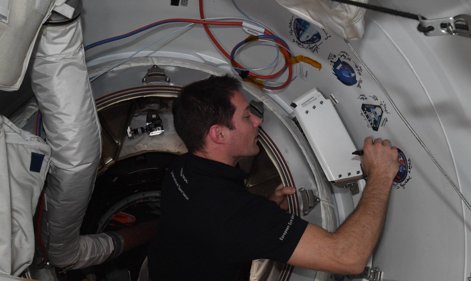 货运 SpaceX“货运龙”号太空船离开空间站，将重要试验结果带回地球