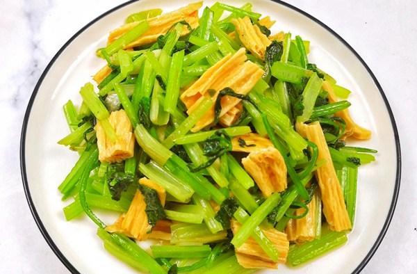 西芹|脂肪害怕遇见“它”,切一切,炒一炒,轻松刮油,比肉都香