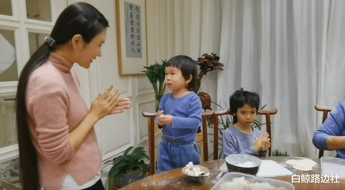 张纪中|70岁张纪中和家人过节！混血儿子坐桌子角落，心事重重被指好可怜