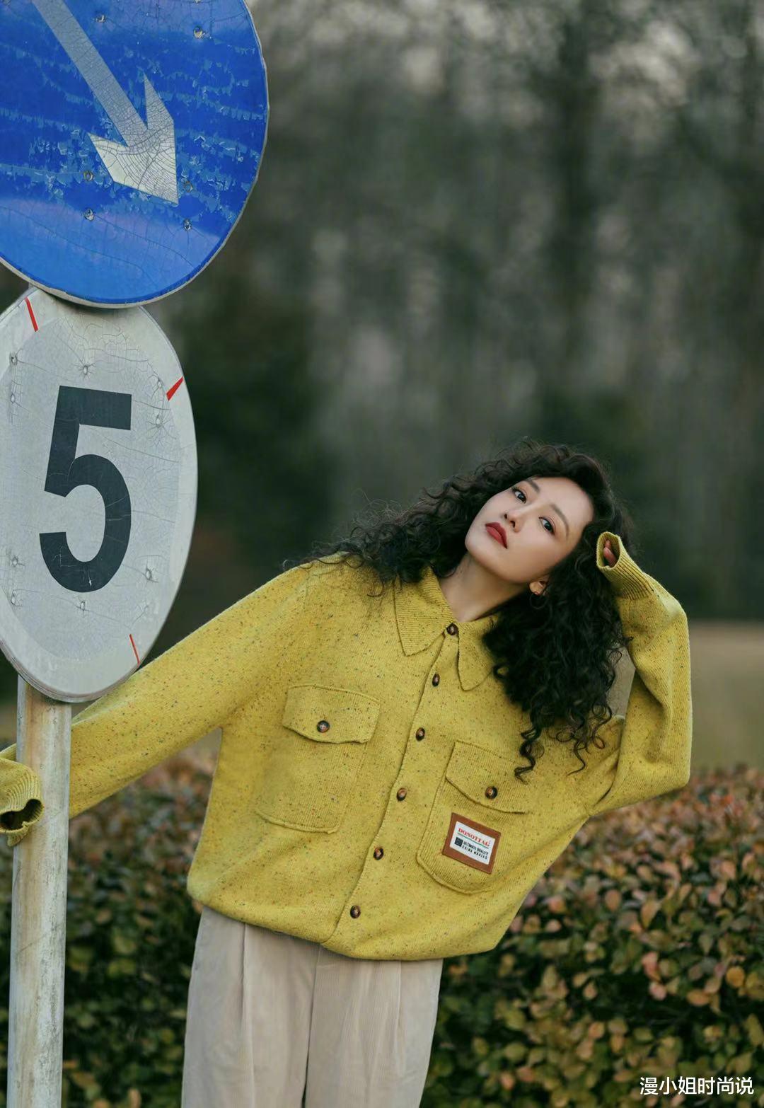 女孩|王鸥发型变了，一头方便面卷搭配黄色针织衫，特韩范