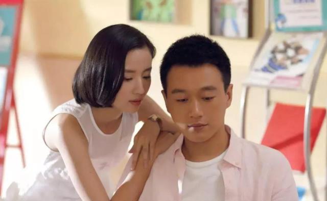 白色的衬衣 女子在哥哥的葬礼上，甩了母亲四个巴掌：你不配当妈