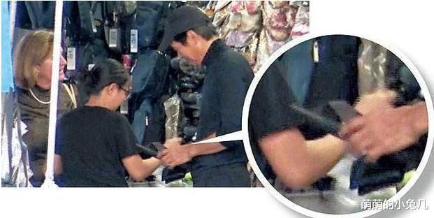 周润发|65岁周润发满头白发，吃路边摊，捐56亿后，晚年生活变化巨大