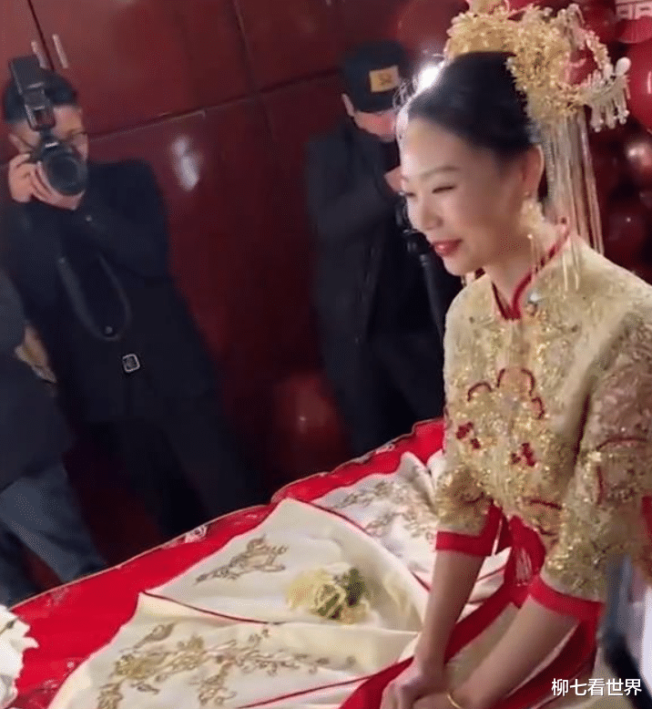 河南一对新婚夫妻:直升机接新娘,一看新郎的年纪网友懂了