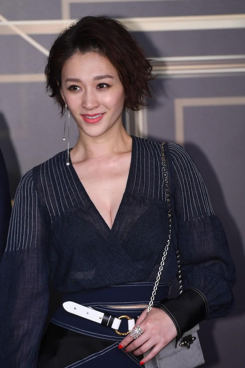 运动|李小冉这发型是来搞笑的么？搭配一副黑框眼镜，大美人变成小憨包