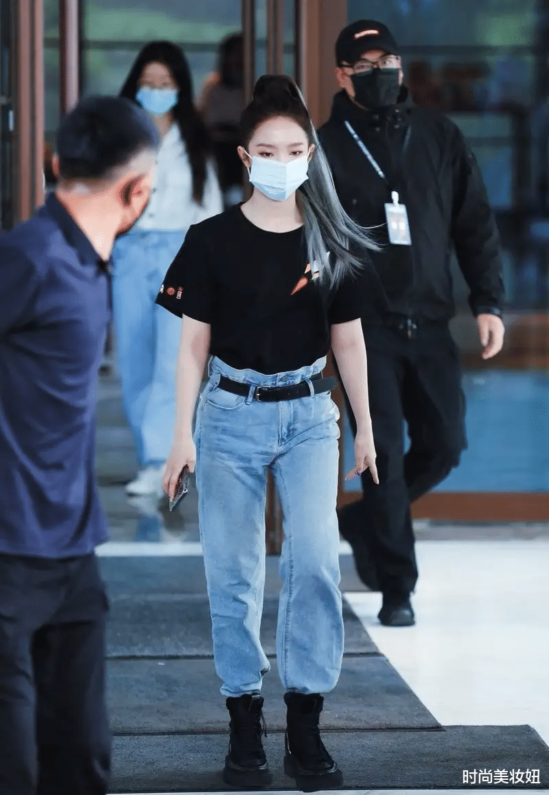 时尚美妆妞|蒋勤勤机场造型太真实，穿宽松T恤配牛仔裤，确实像大妈了