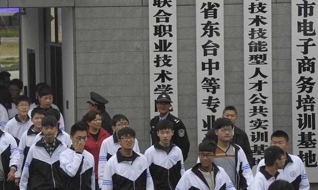 小敏的夏天 大家为何对“五五分流”谈之色变？职校生：感觉像被分到了慢班