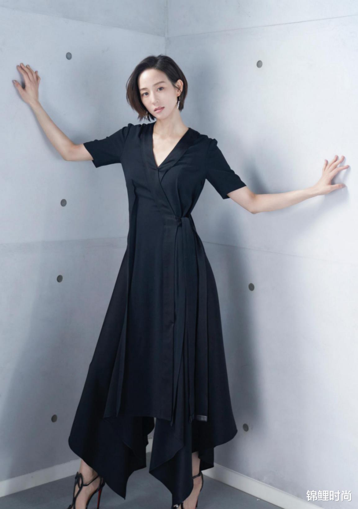 西装|张钧甯的黑皮造型太酷了，单穿西装配珍珠腰带，帅的让人佩服