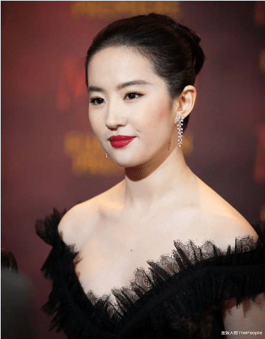 刘亦菲|红毯比美直角肩稳赢、古装造型斜肩显气质，女星肩部较量也有玄机