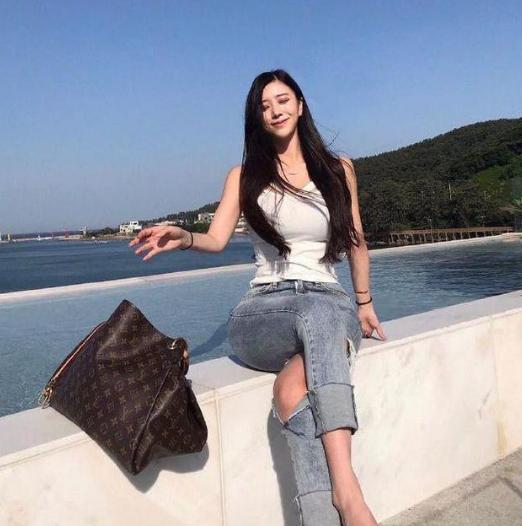 好物官 女模被称“现实版海贼女帝”,长相清纯身材傲人,一运动或是关键