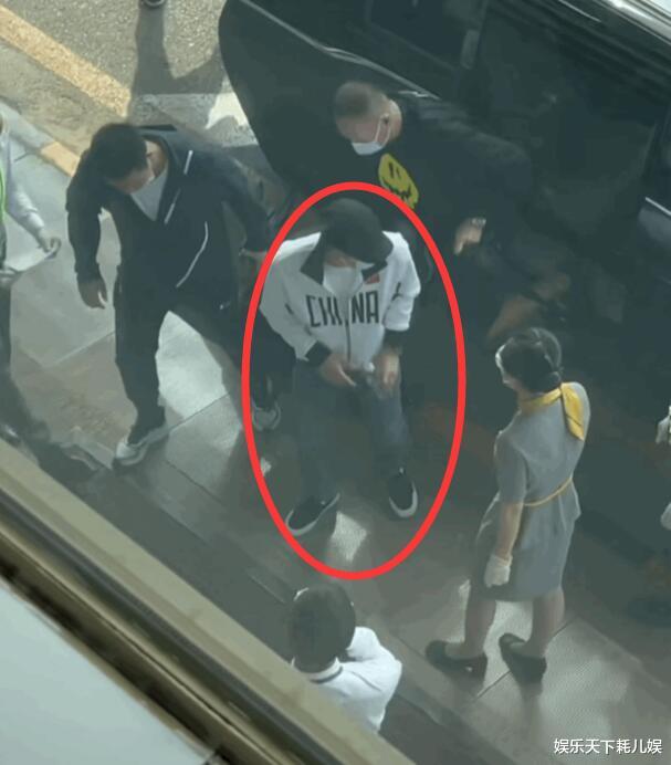 王一博|王一博飞上海录《街舞4》？穿安踏大长腿抢镜，白衣同款让人为难