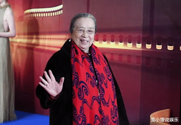 李明启|容嬷嬷年轻时竟是校花，本以为是开玩笑，晒出照片后：比香妃还美