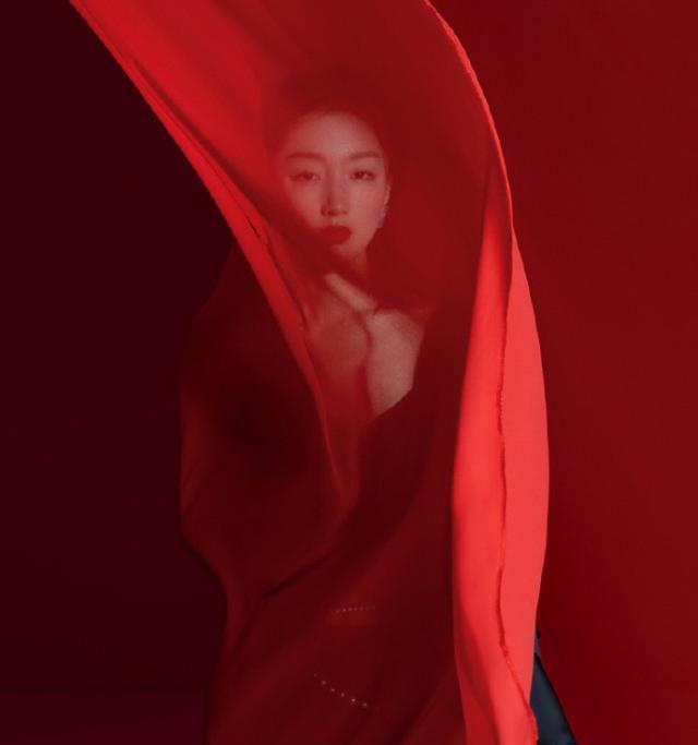 维多利亚的秘密|杨幂周冬雨维密大片,一个俏皮可爱一个风情万种,网友:身段真好