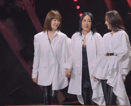 张柏芝|张柏芝不慎摔倒！陈妍希笑出声，周笔畅感叹“好猛”，却没人去扶？