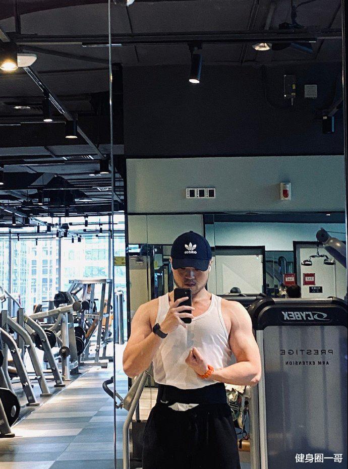健身圈一哥 名媛胡须肉壮身材，爱健身的水瓶座大男孩，撸铁练就霸气麒麟臂！