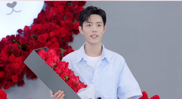 肖战|肖战出席直播活动，造型清爽似少年，秒登海外热搜人气不减