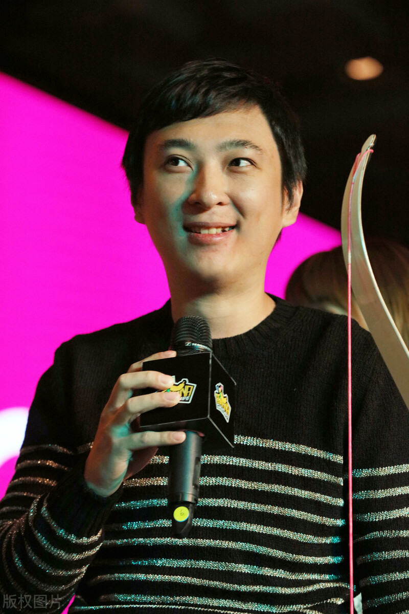 王思聪|王思聪被赞贴心，和堂妹逛街同框，全程呵护怕对方受干扰