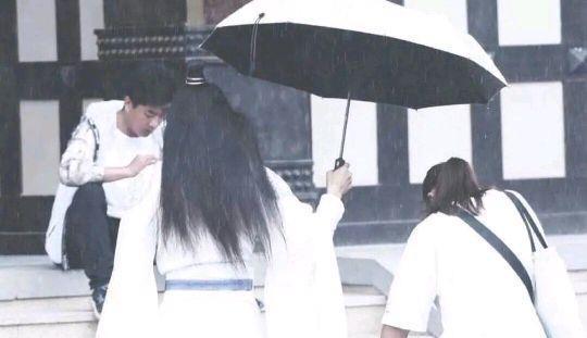 曾伟权|提个裙摆被自己粉丝骂完了接着被女方粉丝撕，肖战这体质太绝了