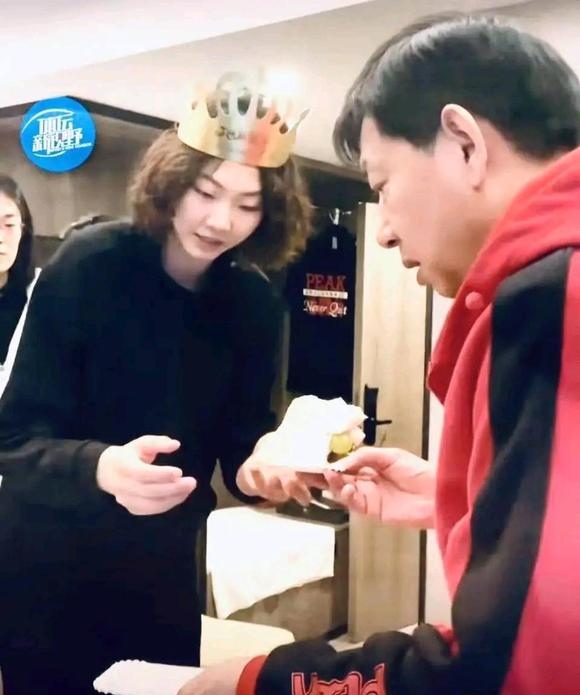 袁心玥|袁心玥庆生照流出，一头黄色短发显成熟，王宝泉亲自递蛋糕