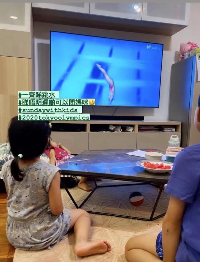 琳妹儿说|郭晶晶晒子女在豪宅泳池玩水画面，仨娃模仿妈妈跳水身手非常灵活