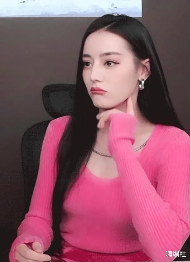 迪丽热巴|迪丽热巴直播过程频繁遮肚子，当她把手拿开后，弹幕炸锅：我眼花了？