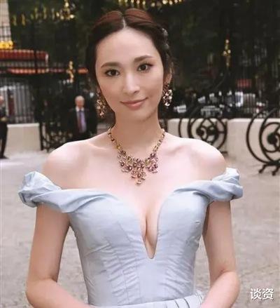 吴佩慈|吴佩慈晒43岁庆生照，场面冷清，疑受富商男友54亿债务影响