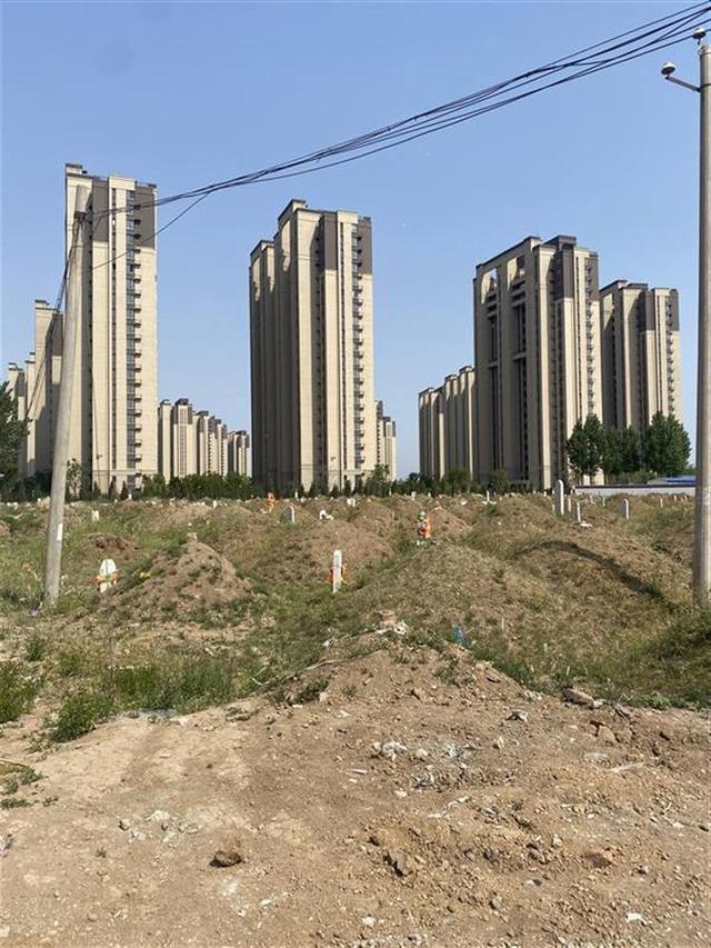 生活报 廊坊一小区变“坟景房”：说好的公园变墓地，就在客厅外百米