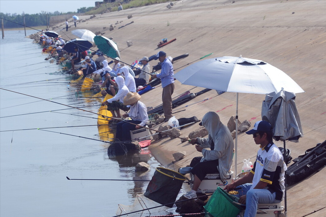 |和钓友一起钓鱼时，如何战胜他？