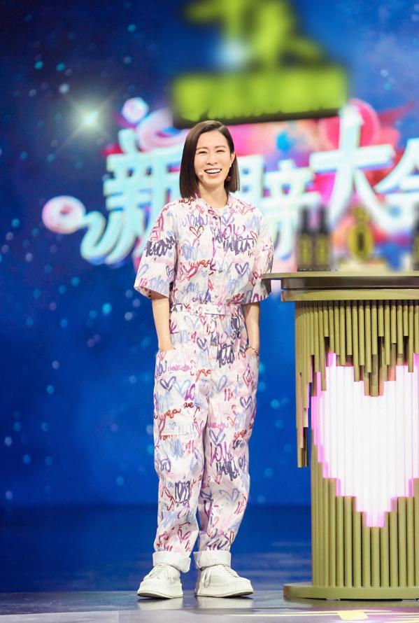 大时尚大观点|佘诗曼化身霸道总裁，齐肩短发黑色西装，有被帅到