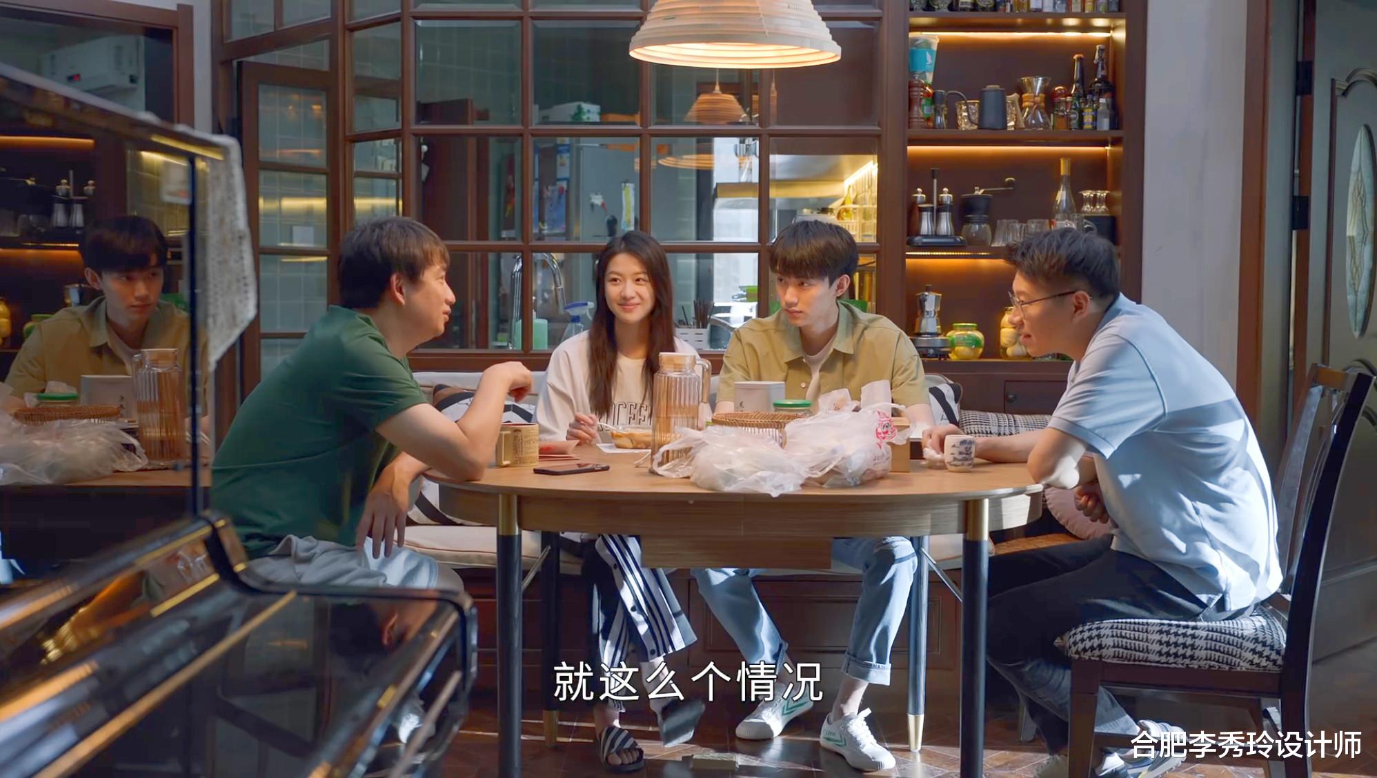 陈卓家的厨房更有看头,3㎡左右,纯靠4个设计做到小面积杂而不乱