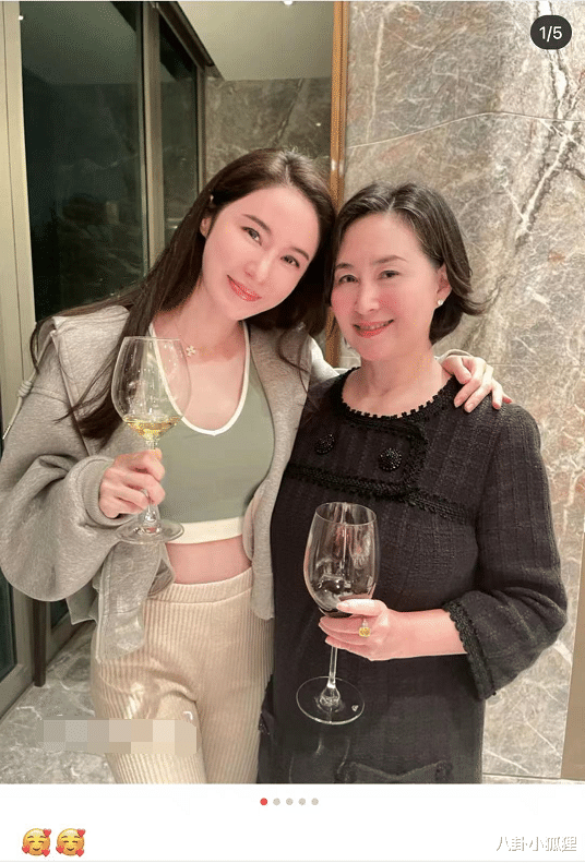 何超琼|59岁何超琼与好友聚会K歌，跟霍震霆同框合照，气场不输年轻名媛