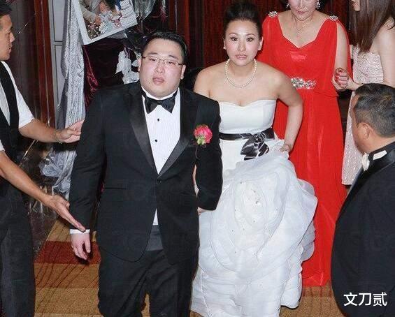 曾志伟|曾志伟纵横娱乐圈几十年，蓝洁瑛事件没跌倒，反而被儿媳颜面扫地
