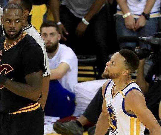 勒布朗·詹姆斯|韦德：NBA现役只有两个人进名人堂+退役球衣+立铜像，杜字不够格