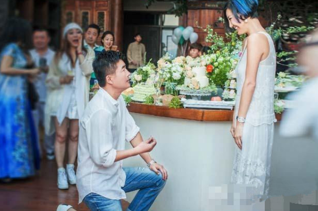 英雄岁月之王牌部队|戏骨高曙光罕晒全家福！富商老婆穿低胸衣皮肤白，儿子鼻子超像爸