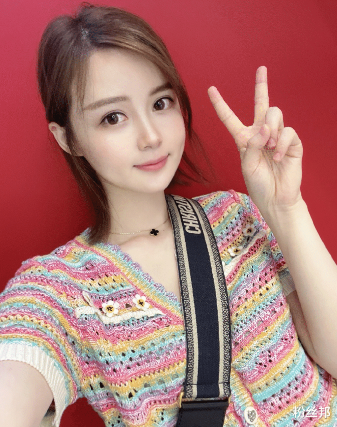 粉丝邦 苏恩与姐姐苏令同框，亲姐妹果然长相神似，两姐妹合跳双人舞