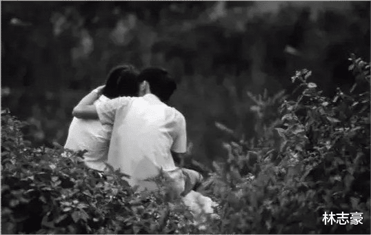 情侣|80年代情侣老照片：害羞与隐秘，也有大胆的！图5小树林里谈恋爱