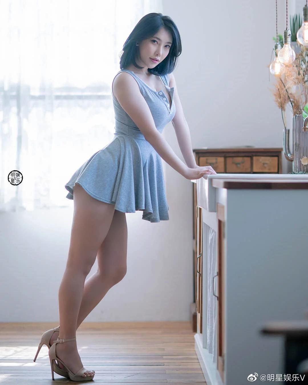 田间诗|袭一身浅蓝色吊带连衣裙，给炎热的夏天带来丝丝凉意！
