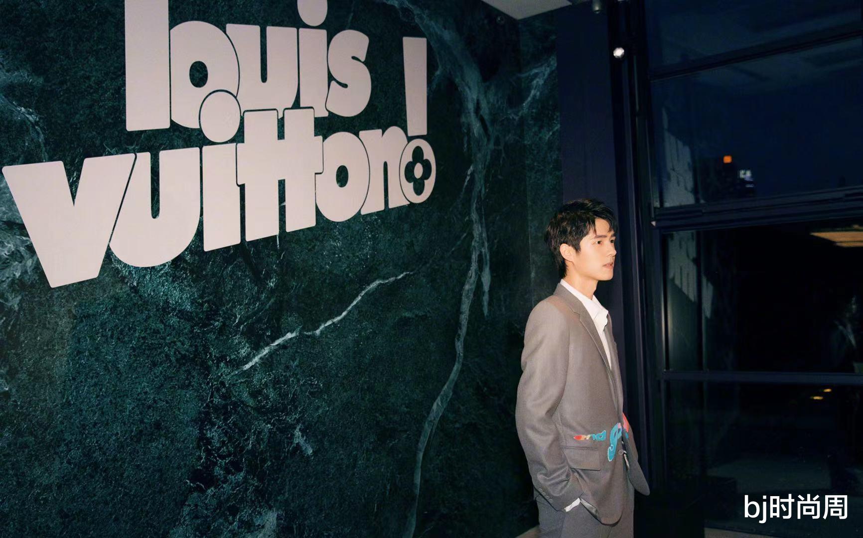 bj时尚周|刘昊然穿深灰色西装,很帅,这一身look打满分