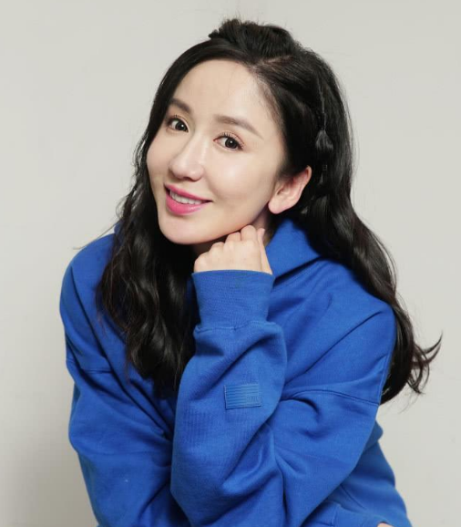 娄艺潇|娄艺潇：31岁脸崩成硅胶，但我真没“整容”，网友：糊弄鬼呢？