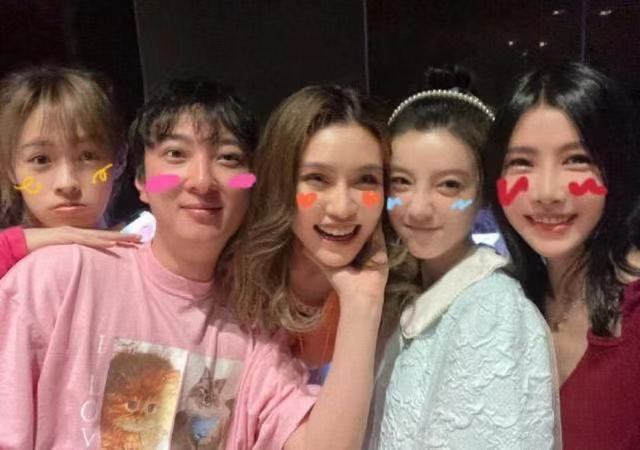 王思聪|王思聪三亚庆生场面盛大，现场云烟缭绕美女如云，对比过往显低调