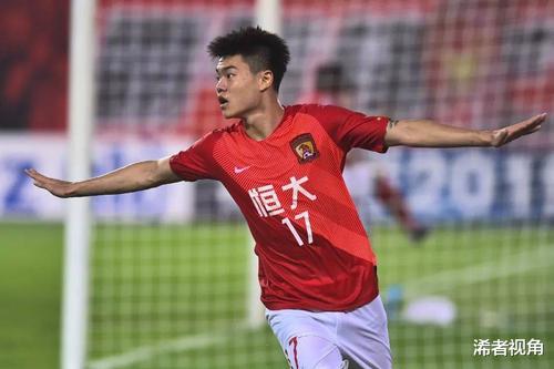 广州队|下午1点! 上海媒体做出争议表态: 恒大当红主力遭重创, 球迷骂声一片