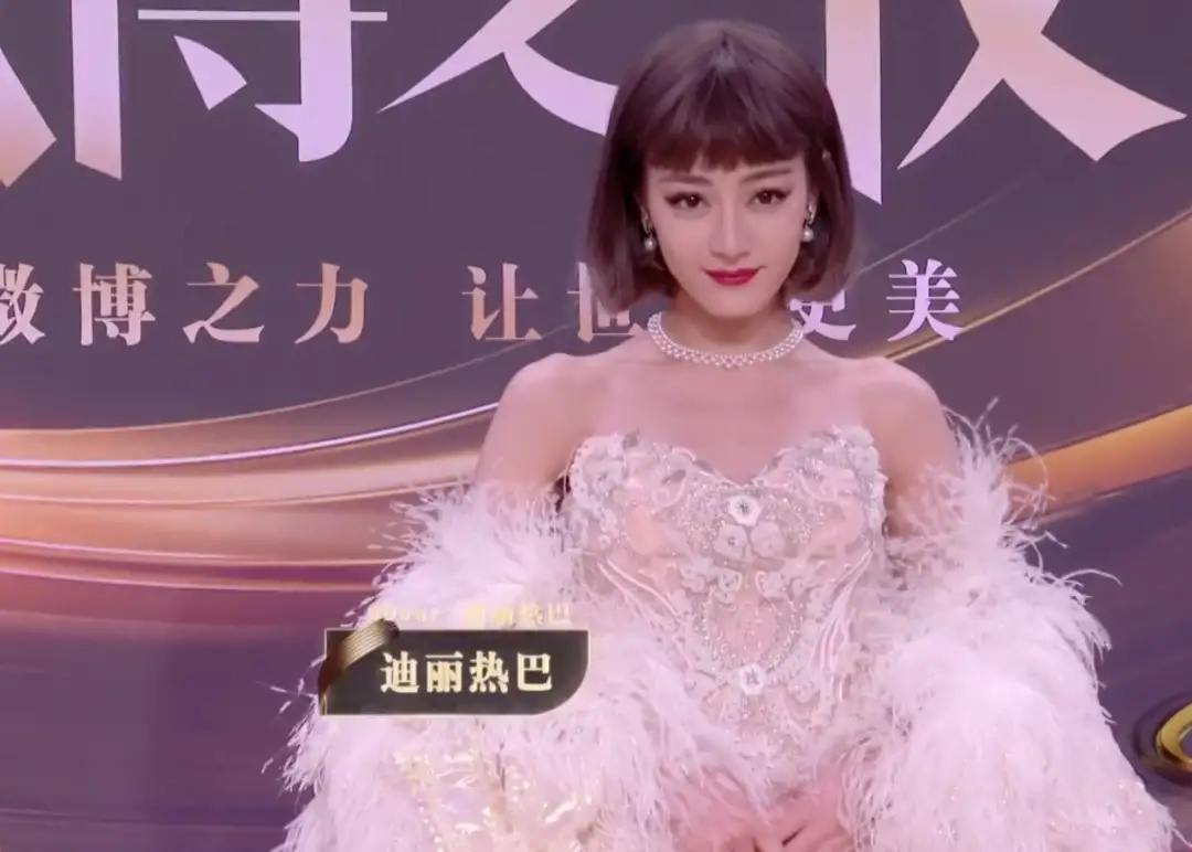 周星驰|92位明星走红毯，有一半争着与丁真合影？黄子韬台上邀自拍