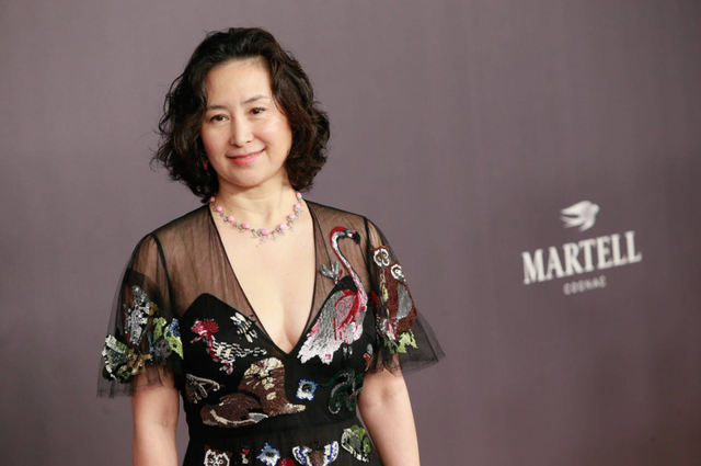 美好大千世界|香港出现隐形女富豪,身价已达1000亿,衣服上的别针都价值百万