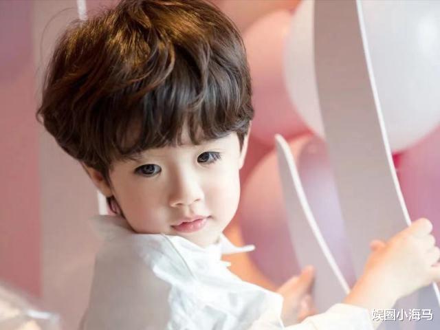 麦迪娜·买买提|女儿满月！麦迪娜晒一家四口甜蜜合影，儿子姜丹尼尔睫毛太吸睛