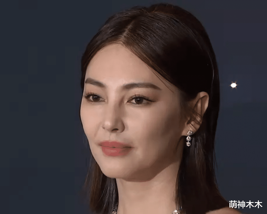 龚俊|众星出席时尚先生盛典：景甜金属裙身材好，龚俊全身火龙果色抢镜