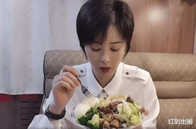 关晓彤|终于瘦了！蒋欣被路人偶遇生图曝光，穿瑜伽服半露美背，纤腰细腿好绝