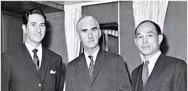 佟丽娅|何鸿燊百万下葬，看风水只是挡箭牌，难道怕沦为李嘉诚原配下场？